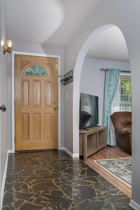 Entry Way - 3555 S Parkhill Ave, Springfield, MO 65807 photo 1 of 4