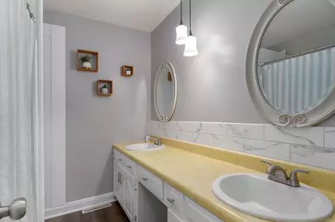 Bath - 3555 S Parkhill Ave, Springfield, MO 65807 photo 2 of 2