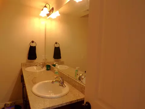 Bath - 517 N Stella Ct, Willard, MO 65781 photo 5 of 6