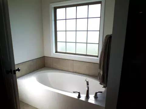 Bath - 517 N Stella Ct, Willard, MO 65781 photo 3 of 6