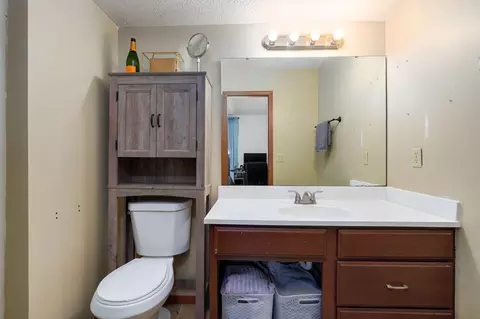 Bath - 2843 W Primrose Ln, Springfield, MO 65807 photo 3 of 4