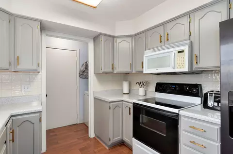 Kitchen - 2843 W Primrose Ln, Springfield, MO 65807 photo 3 of 3