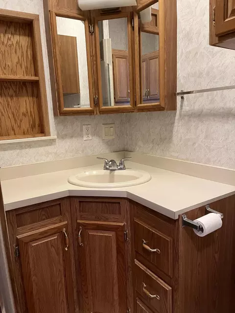 Bath - 467 Royalty Ln, Branson, MO 65616 photo 1 of 2