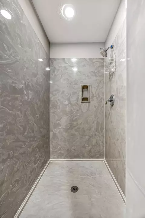 Bath - 2374 S April Ave, Springfield, MO 65807 photo 7 of 7