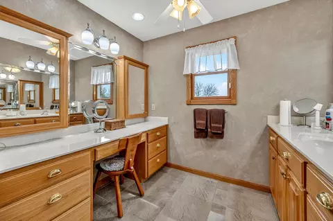 Bath - 2374 S April Ave, Springfield, MO 65807 photo 2 of 7