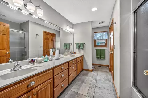 Bath - 2374 S April Ave, Springfield, MO 65807 photo 4 of 7