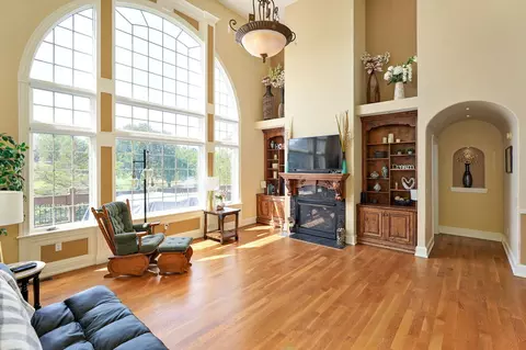 Living - 5909 S Brightwater Trl, Springfield, MO 65810 photo 2 of 8