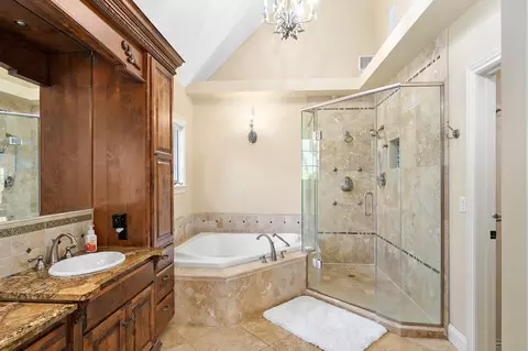 Bath - 5909 S Brightwater Trl, Springfield, MO 65810 photo 2 of 10