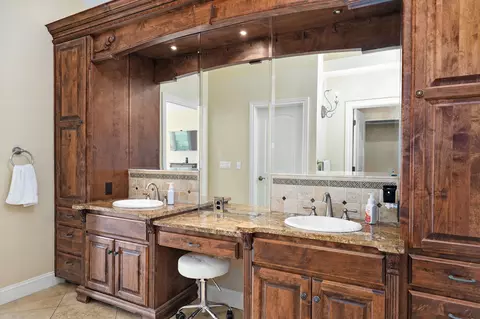Bath - 5909 S Brightwater Trl, Springfield, MO 65810 photo 4 of 10