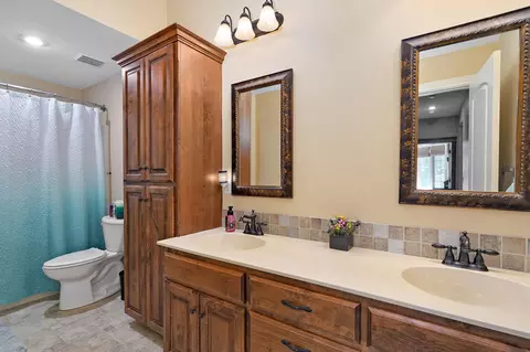 Bath - 5909 S Brightwater Trl, Springfield, MO 65810 photo 9 of 10