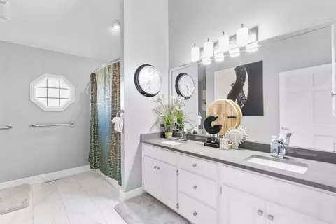 Bath - 4833 S Ashton Ct, Springfield, MO 65810 photo 2 of 2