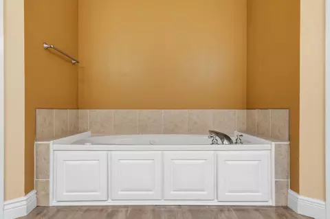 Bath - 3857 N Sheedy Ave, Springfield, MO 65803 photo 3 of 5