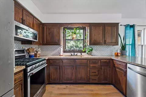 Kitchen - 1348 S Arcadia Ave, Springfield, MO 65804 photo 3 of 4