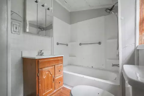 Bath - 2434 N Pickwick Ave, Springfield, MO 65803 photo 2 of 3
