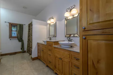 Bath - 1418 E River Oaks Ln, Springfield, MO 65804 photo 6 of 7