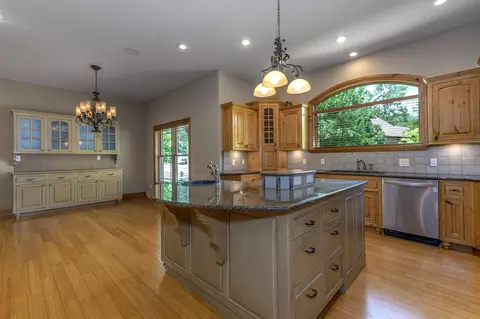 Kitchen - 1418 E River Oaks Ln, Springfield, MO 65804 photo 5 of 6