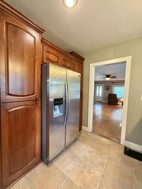 Kitchen - 517 E Catalpa St, Springfield, MO 65807 photo 2 of 3