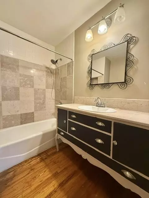 Bath - 517 E Catalpa St, Springfield, MO 65807 photo 2 of 3