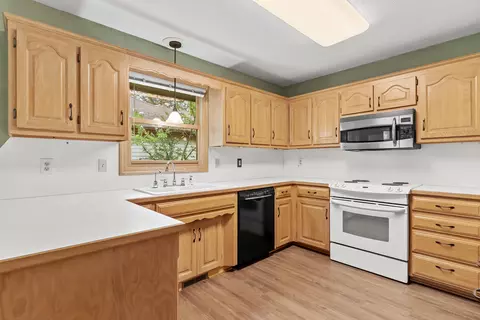 Kitchen - 3497 S Meadowlark Ave, Springfield, MO 65807 photo 2 of 4