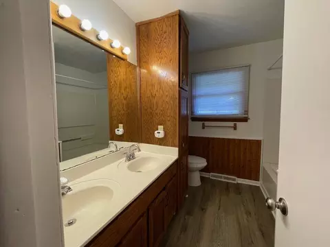 Bath - 2716 E Linwood St, Springfield, MO 65804 photo 2 of 3