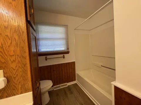 Bath - 2716 E Linwood St, Springfield, MO 65804 photo 3 of 3