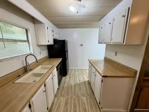Kitchen - 763 Taneycomo Rd, Branson, MO 65616 photo 4 of 5