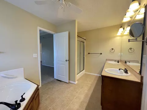 Bath - 3207 W Aussie Ct, Springfield, MO 65810 photo 2 of 3