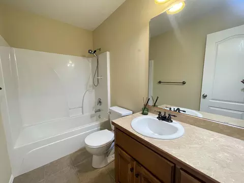 Bath - 3207 W Aussie Ct, Springfield, MO 65810 photo 3 of 3