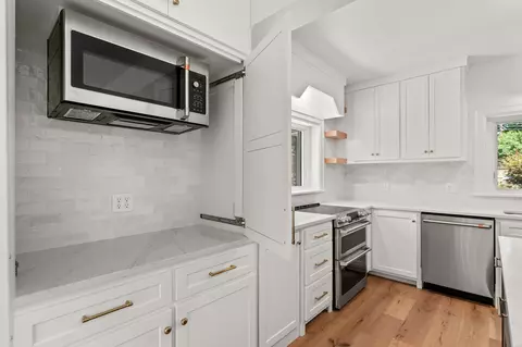 Kitchen - 2244 S Edgewater Dr, Springfield, MO 65804 photo 5 of 7