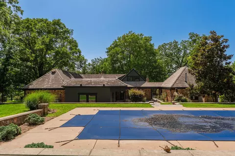 Exterior - 2244 S Edgewater Dr, Springfield, MO 65804 photo 6 of 28