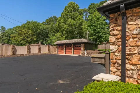 Exterior - 2244 S Edgewater Dr, Springfield, MO 65804 photo 13 of 28