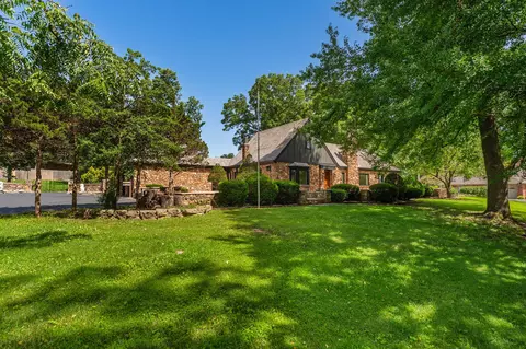 Exterior - 2244 S Edgewater Dr, Springfield, MO 65804 photo 2 of 28
