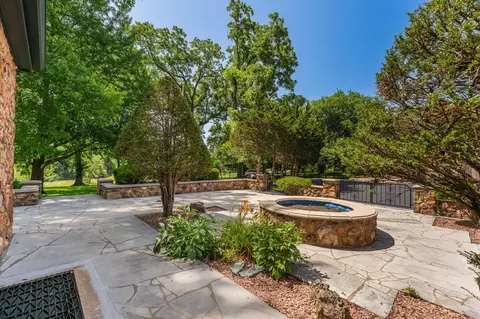 Exterior - 2244 S Edgewater Dr, Springfield, MO 65804 photo 8 of 28