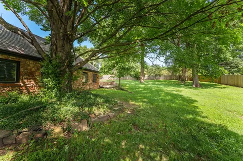 Exterior - 2244 S Edgewater Dr, Springfield, MO 65804 photo 24 of 28