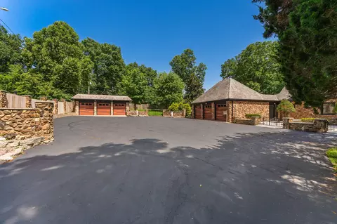 Exterior - 2244 S Edgewater Dr, Springfield, MO 65804 photo 11 of 28