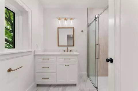 Bath - 2244 S Edgewater Dr, Springfield, MO 65804 photo 4 of 10