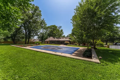 Exterior - 2244 S Edgewater Dr, Springfield, MO 65804 photo 10 of 28