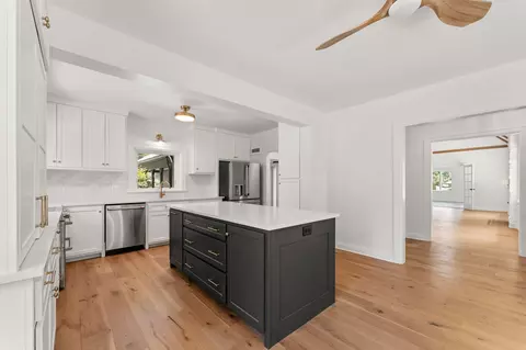 Kitchen - 2244 S Edgewater Dr, Springfield, MO 65804 photo 4 of 7