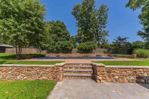 Exterior - 2244 S Edgewater Dr, Springfield, MO 65804 photo 9 of 28