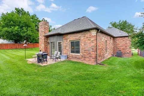 Exterior - 1750 W Bennett St UNIT 1A, Springfield, MO 65807 photo 3 of 4