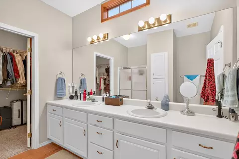 Bath - 1750 W Bennett St UNIT 1A, Springfield, MO 65807 photo 2 of 2
