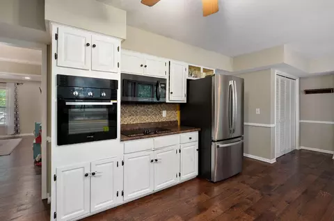 Kitchen - 2117 E Montclair St, Springfield, MO 65804 photo 2 of 3