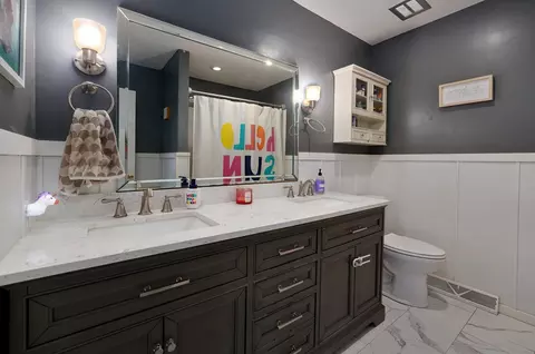 Bath - 2117 E Montclair St, Springfield, MO 65804 photo 2 of 3