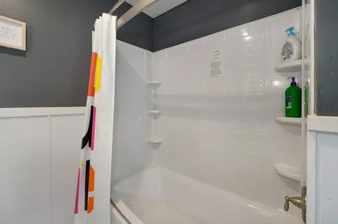 Bath - 2117 E Montclair St, Springfield, MO 65804 photo 3 of 3