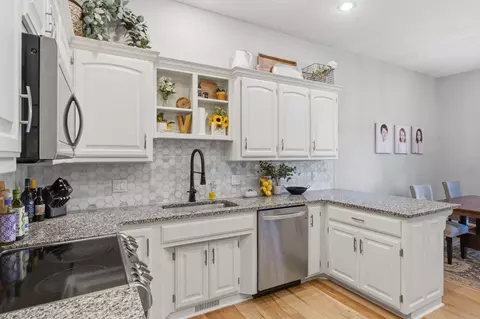 Kitchen - 1019 W Parkhill Cir, Springfield, MO 65810 photo 4 of 6