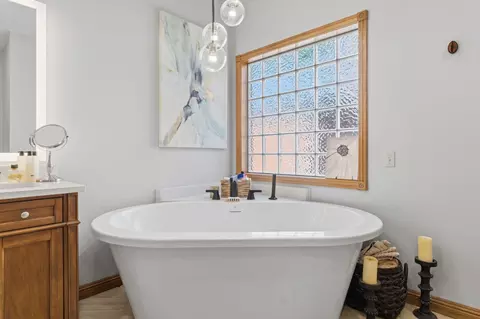 Bath - 1019 W Parkhill Cir, Springfield, MO 65810 photo 2 of 5