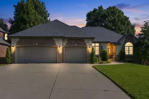 Exterior - 1019 W Parkhill Cir, Springfield, MO 65810 photo 2 of 6