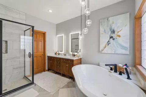 Bath - 1019 W Parkhill Cir, Springfield, MO 65810 photo 1 of 5