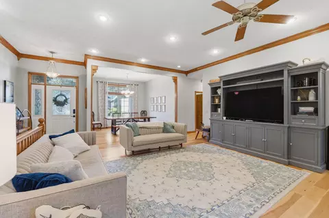 Living - 1019 W Parkhill Cir, Springfield, MO 65810 photo 2 of 4