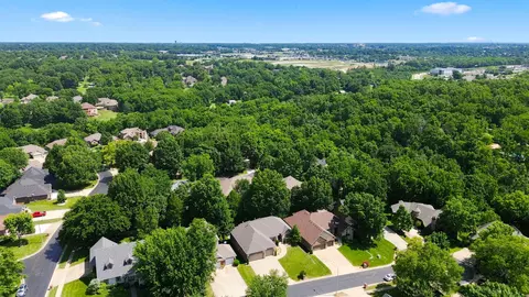 View/Area - 1019 W Parkhill Cir, Springfield, MO 65810 photo 2 of 5